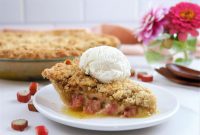 Fresh Rhubarb Pie with Buttery Crumb Topping