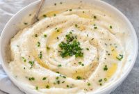 Garlic Mashed Cauliflower: Creamy Low-Carb Recipe