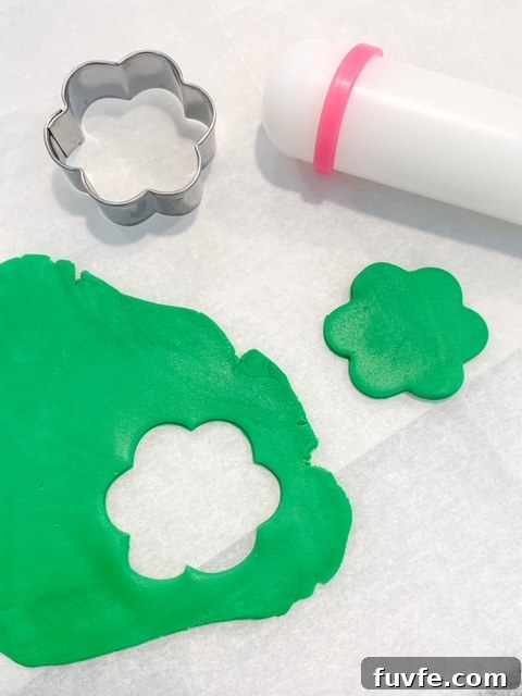 Nilla Wafer Hamburger Cookie Recipe: Classic Mini Sandwich Cookies 5 Cut green fondant into lettuce shapes