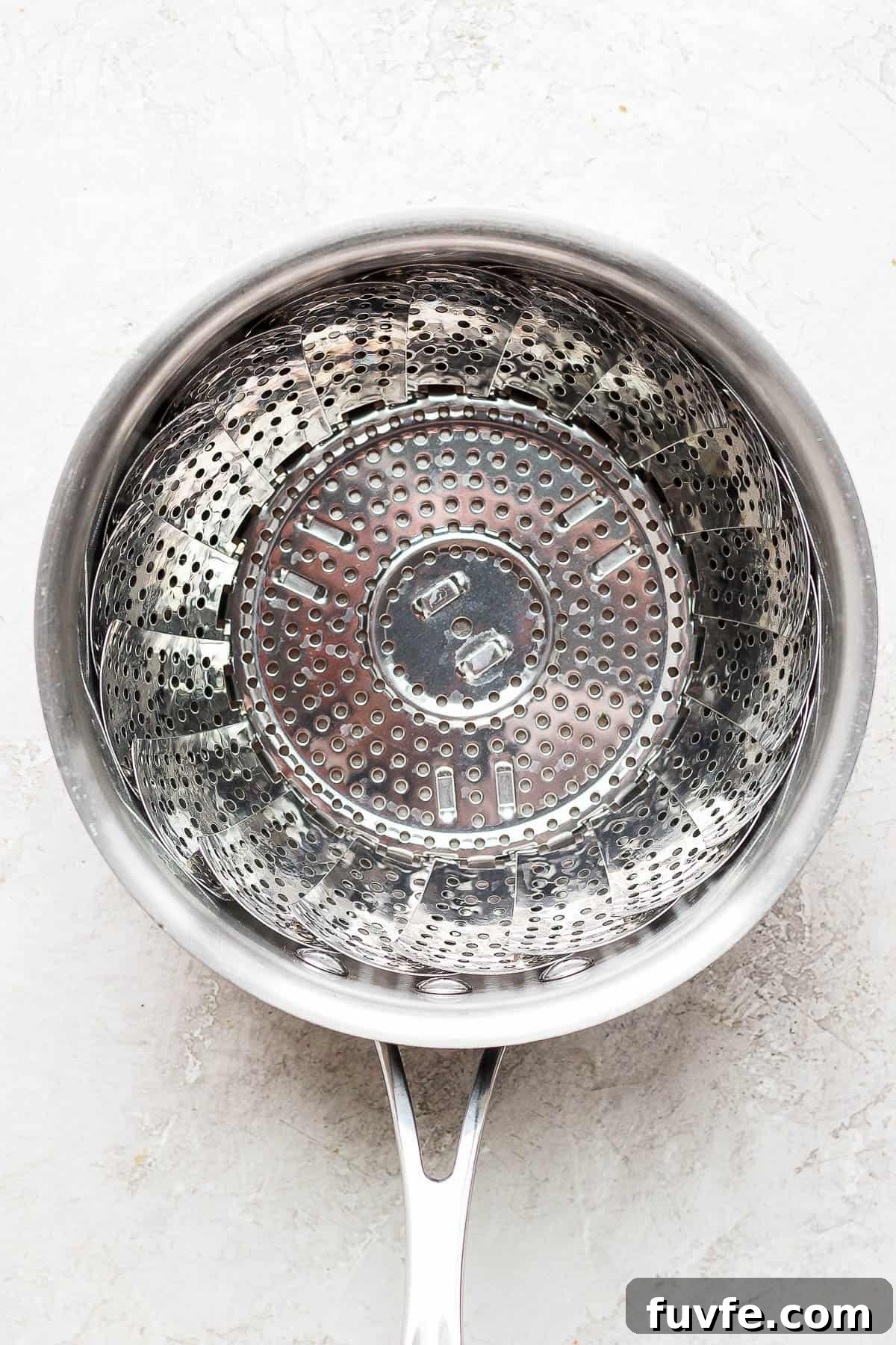 How to Steam Broccoli: Stovetop and Microwave Methods 4 A steamer basket in a saucepan.