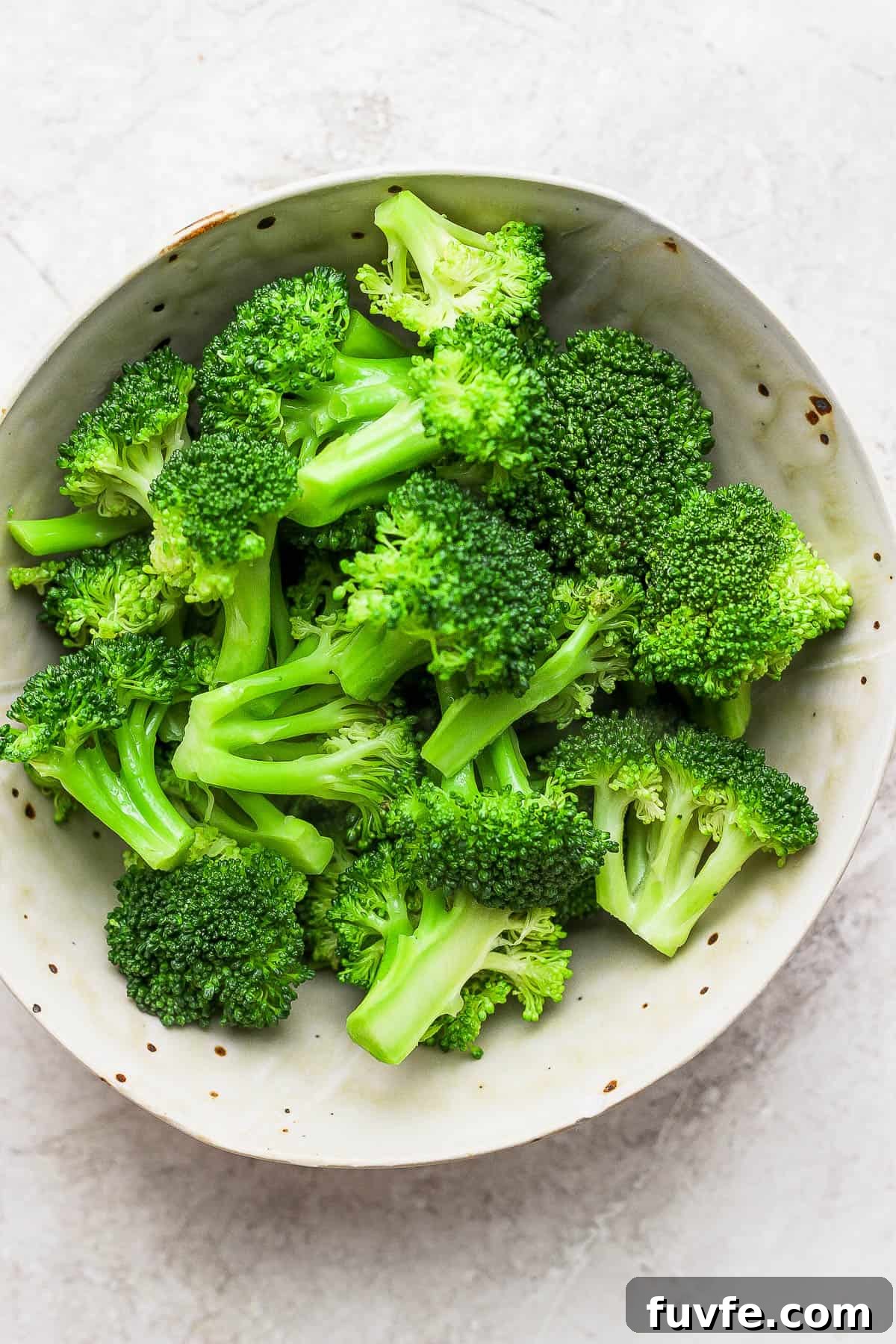 How to Steam Broccoli: Stovetop and Microwave Methods 7 Steamed broccoli in a bowl.