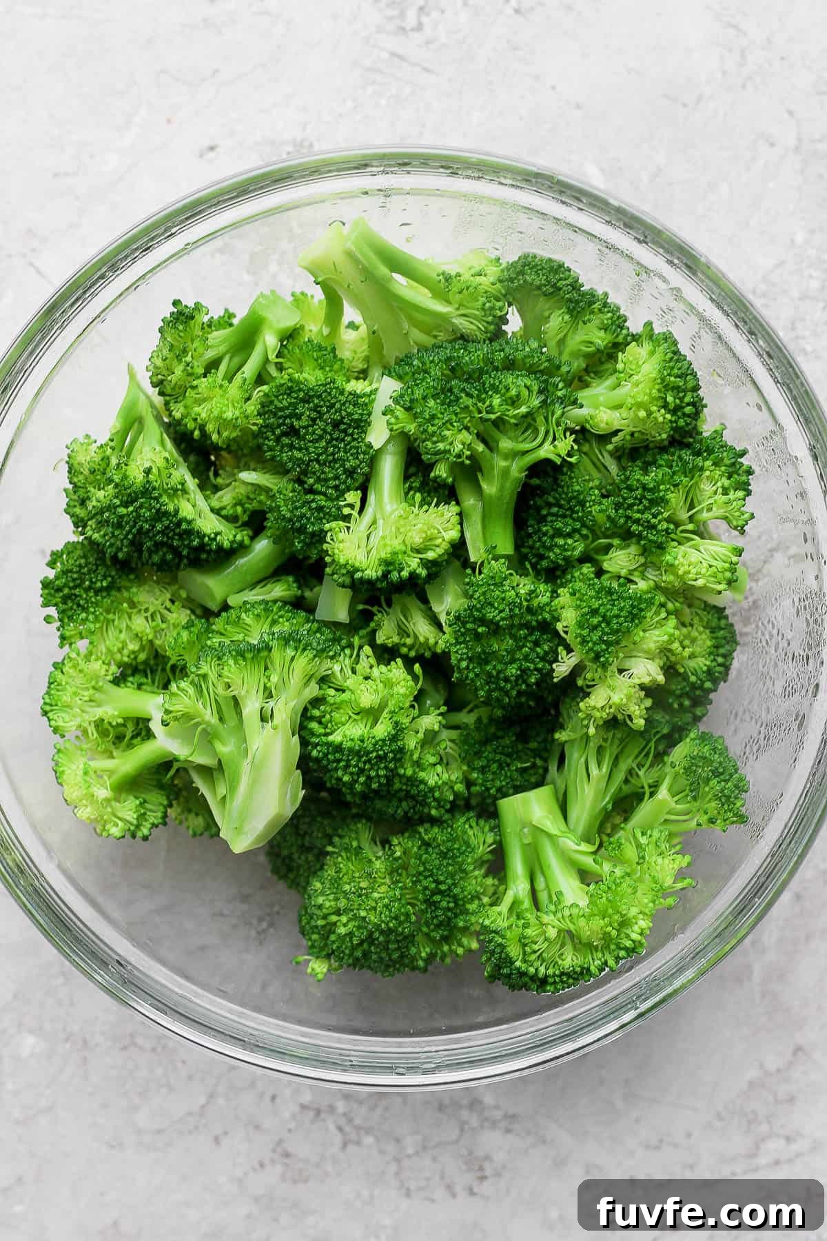 How to Steam Broccoli: Stovetop and Microwave Methods 10 Steamed broccoli in a glass bowl.