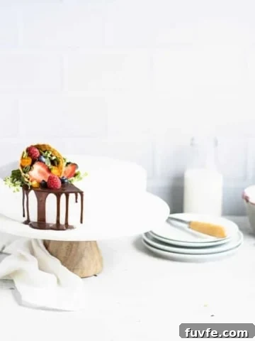blotkake topped with berries and chocolate ganache
