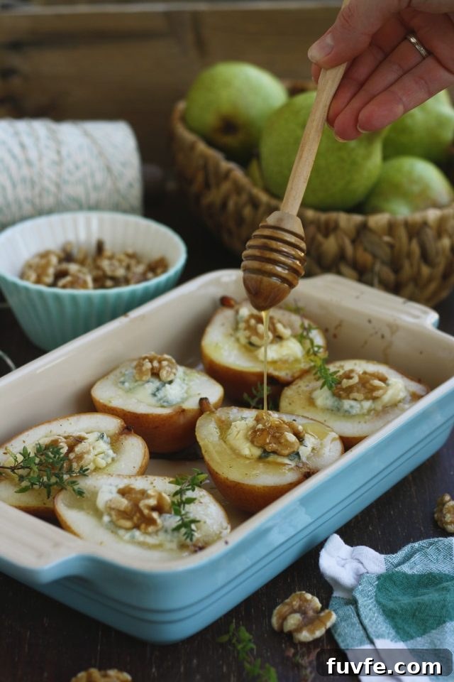 Baked Pears with Gorgonzola and Honey: Easy, delicious and elegant appetizer for special occasions. You only need 5 ingredients and 20 minutes to make it!