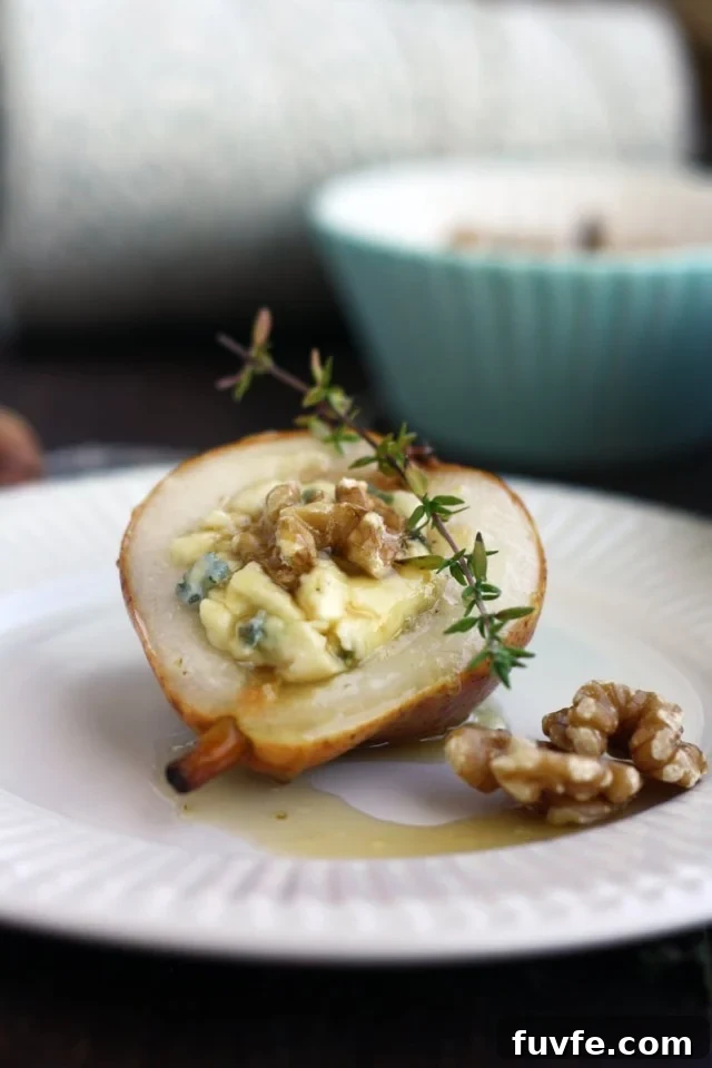 Baked Pears with Gorgonzola and Honey: Easy, delicious and elegant appetizer for special occasions. You only need 5 ingredients and 20 minutes to make it!