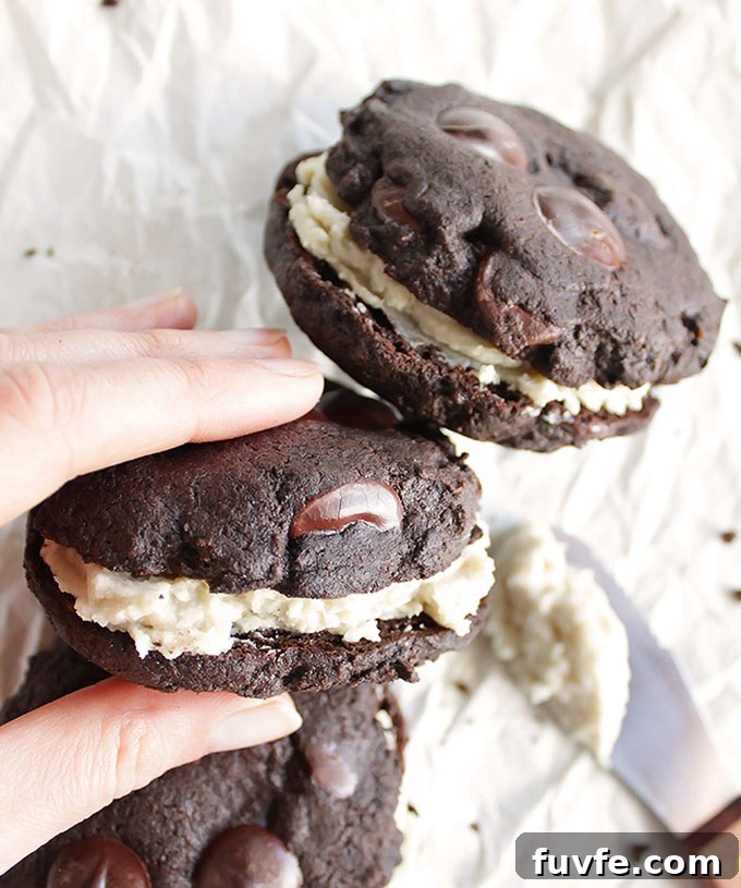 Homemade Gluten Free Oreos - Soft cookie sandwich filled with rich, creamy frosting. This recipe is perfect for holiday baking! So YUM! Dairy Free/Refined sugar free/gluten free | robustrecipes.com